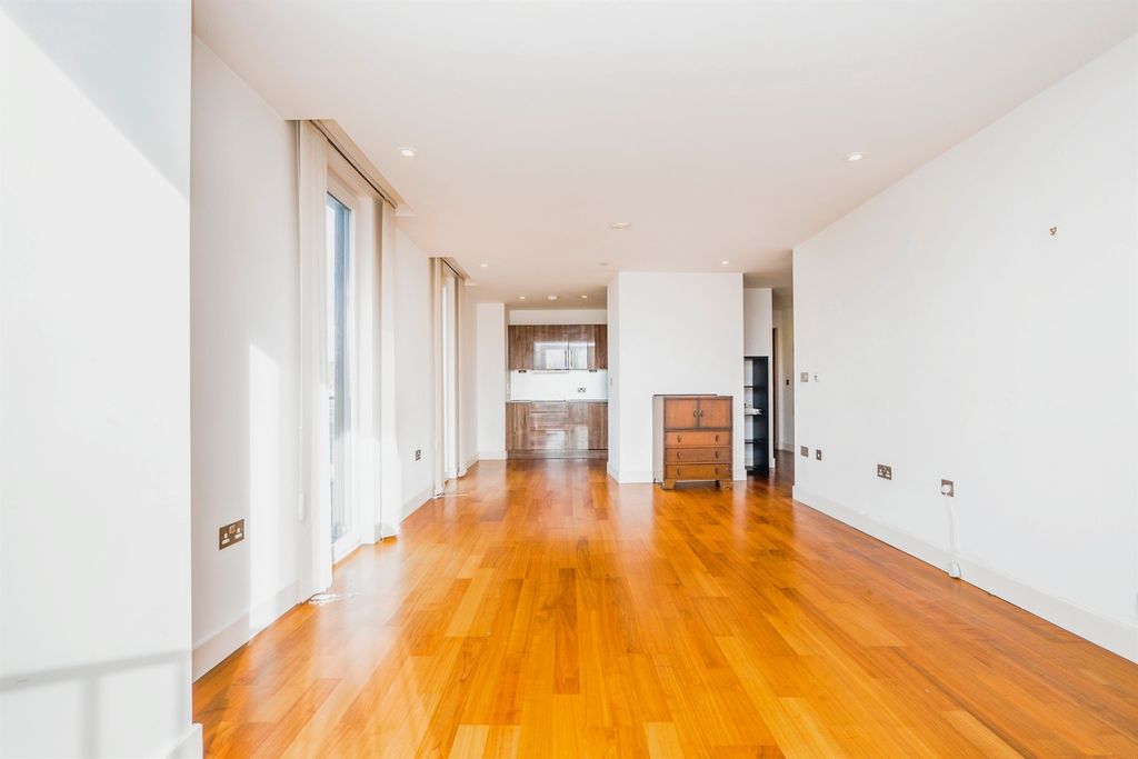 2 bed flat for saleThe Hayes, Cardiff CF10 photo 3