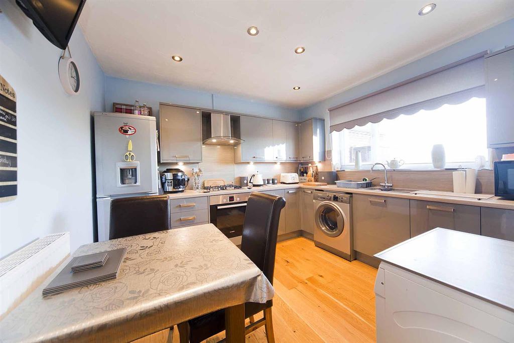 2 bed flat for saleElizabeth Way, Hartlepool TS25 photo 3