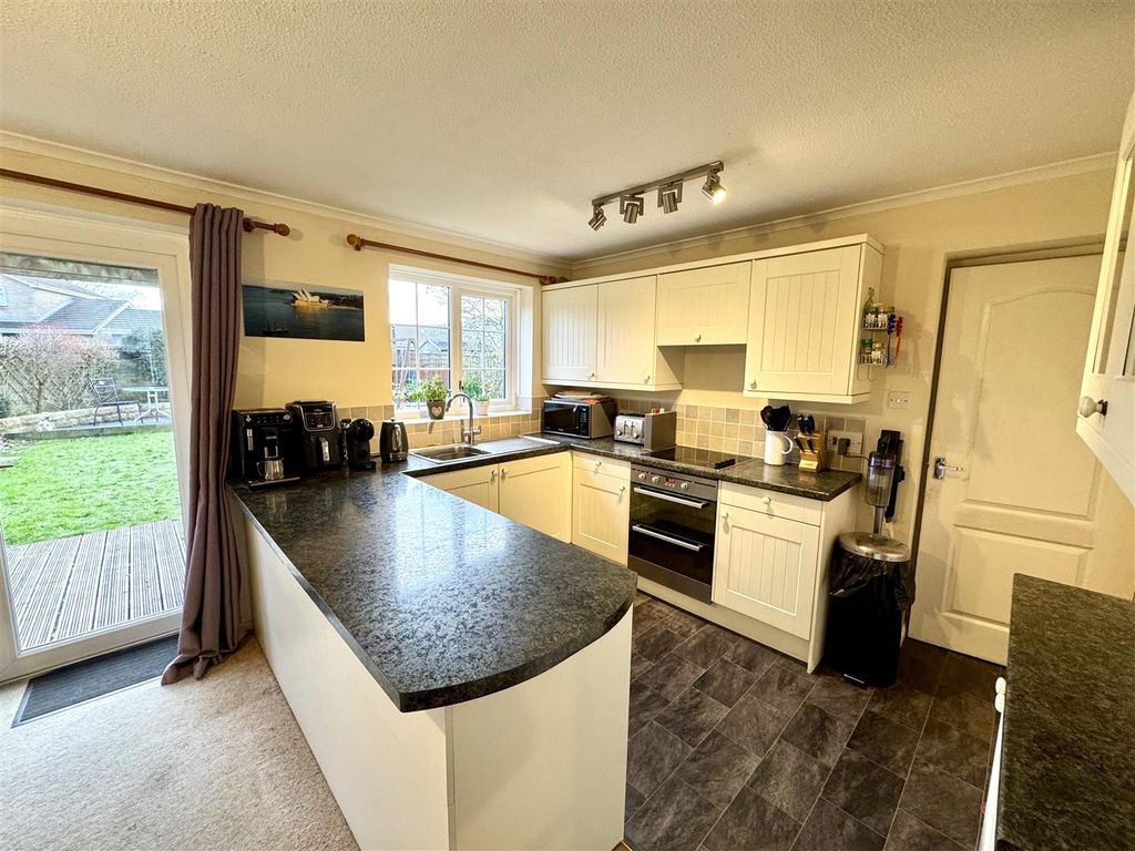 4 bed detached house for salePiercefield Avenue, Chepstow NP16 photo 5