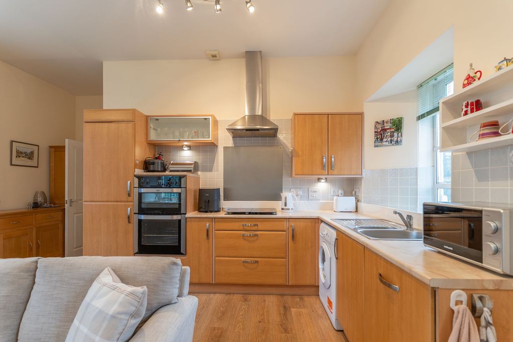 2 bed flat for saleSarno Square, Abergavenny NP7 photo 5