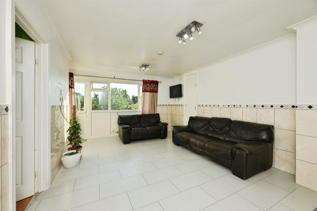 3 bed flat for saleCrouchfield, Hertford SG14 photo 2