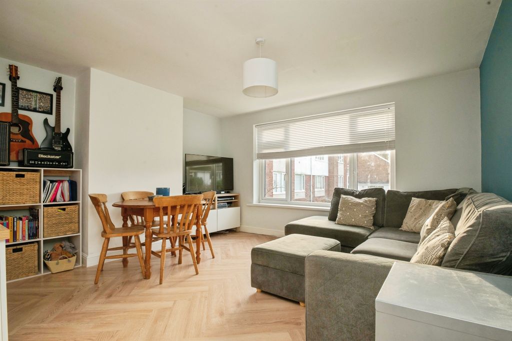2 bed flat for saleManitoba Close, Lakeside, Cardiff CF23 photo 2