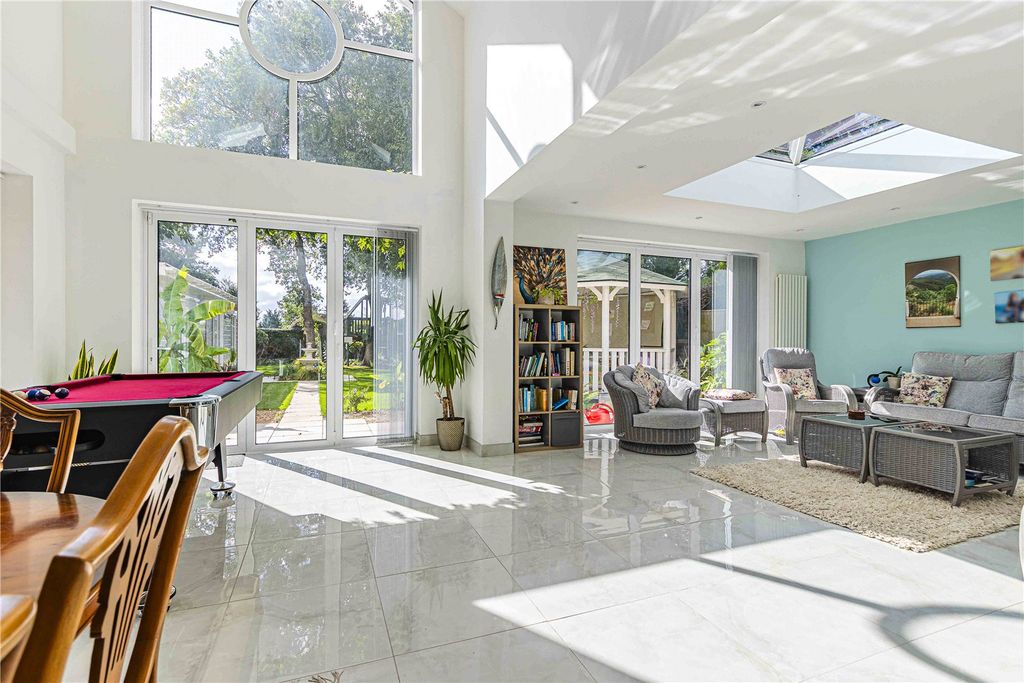5 bed detached house for saleOakway, Studham, Central Bedfordshire LU6 photo 2