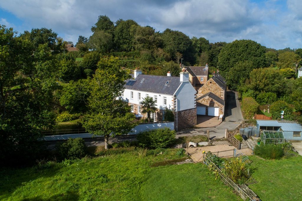 6 bed detached house for saleLes Vaux Farm, St Saviour JE2