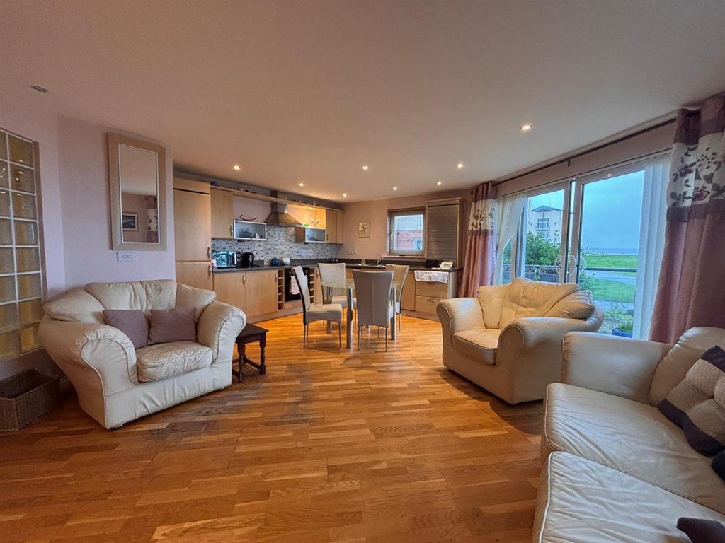 2 bed flat for salePentre Doc Y Gogledd, Llanelli SA15 photo 5