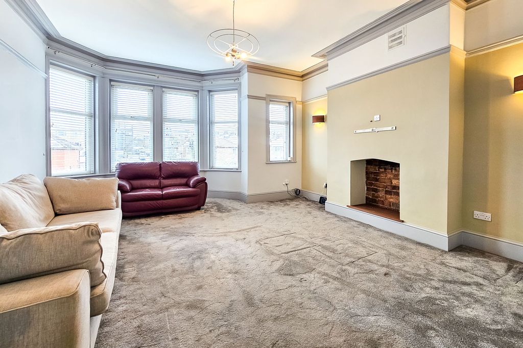 Additional image 2 of 2 bed flat for sale4 West Cliffe Grove, Harrogate HG2