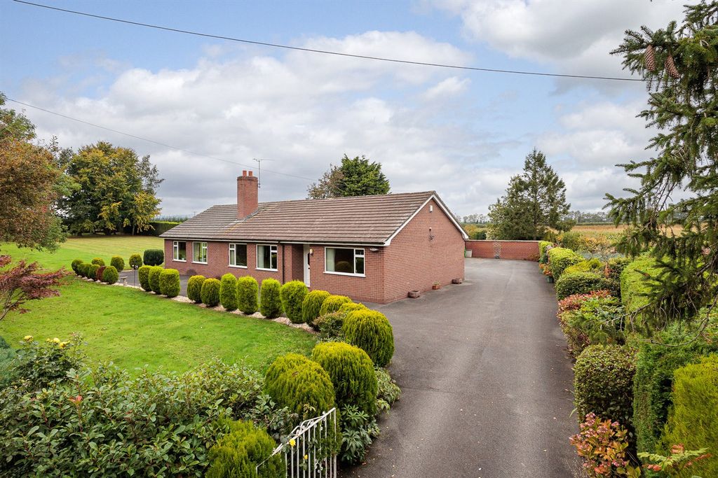 4 bed detached bungalow for saleWrexham Road, Holt LL13
