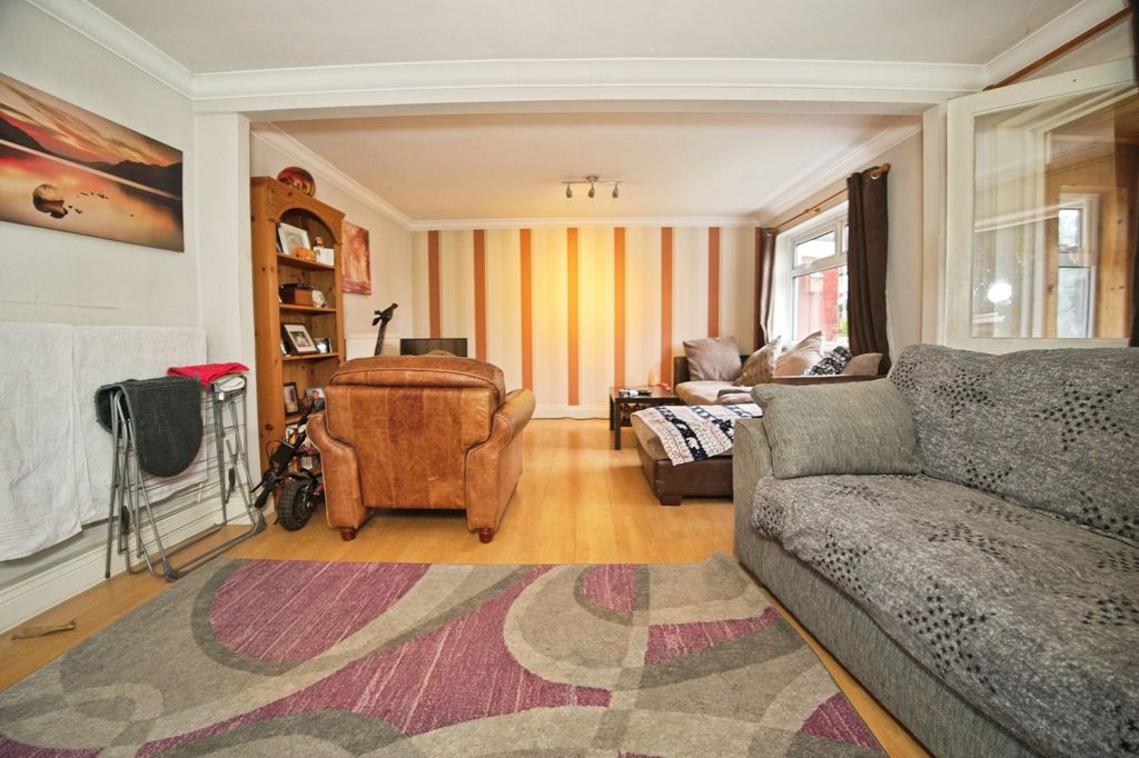 3 bed terraced house for salePennsylvania, Llanedeyrn, Cardiff CF23 photo 4