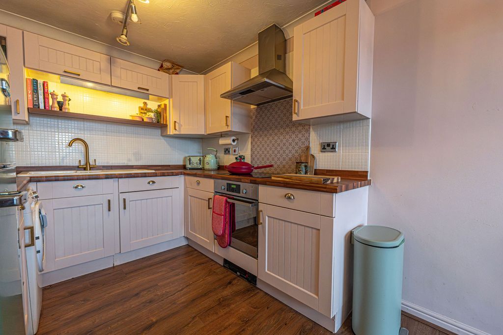 2 bed flat for saleCwrt Boston, Cardiff CF24 photo 5