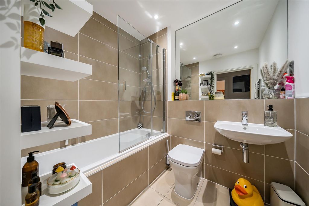 Additional image 9 of 2 bed flat for saleKestrel Court, Heron Way, Maidenhead SL6