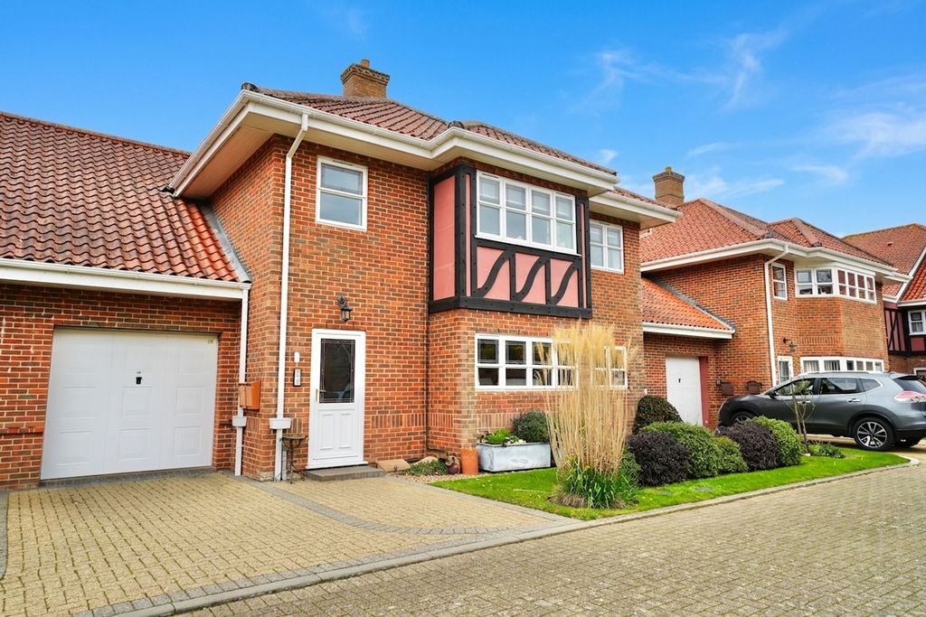 2 bed flat for saleSutherland Court Gardens, Cromer NR27