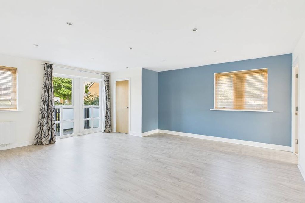 2 bed flat for saleWoodacre, Portishead, Bristol BS20 photo 4