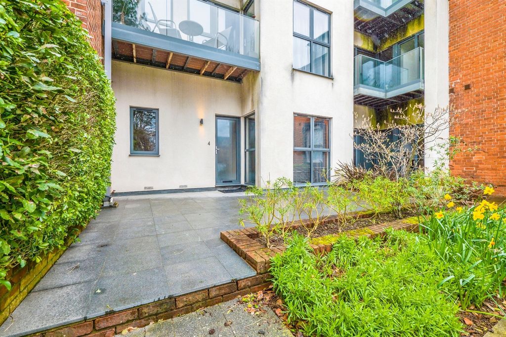 2 bed flat for saleRomilly Crescent, Cardiff CF11