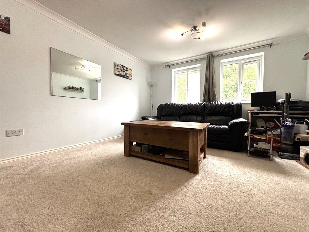 1 bed flat for saleDoctors Acre, Hook, Hampshire RG27 photo 3