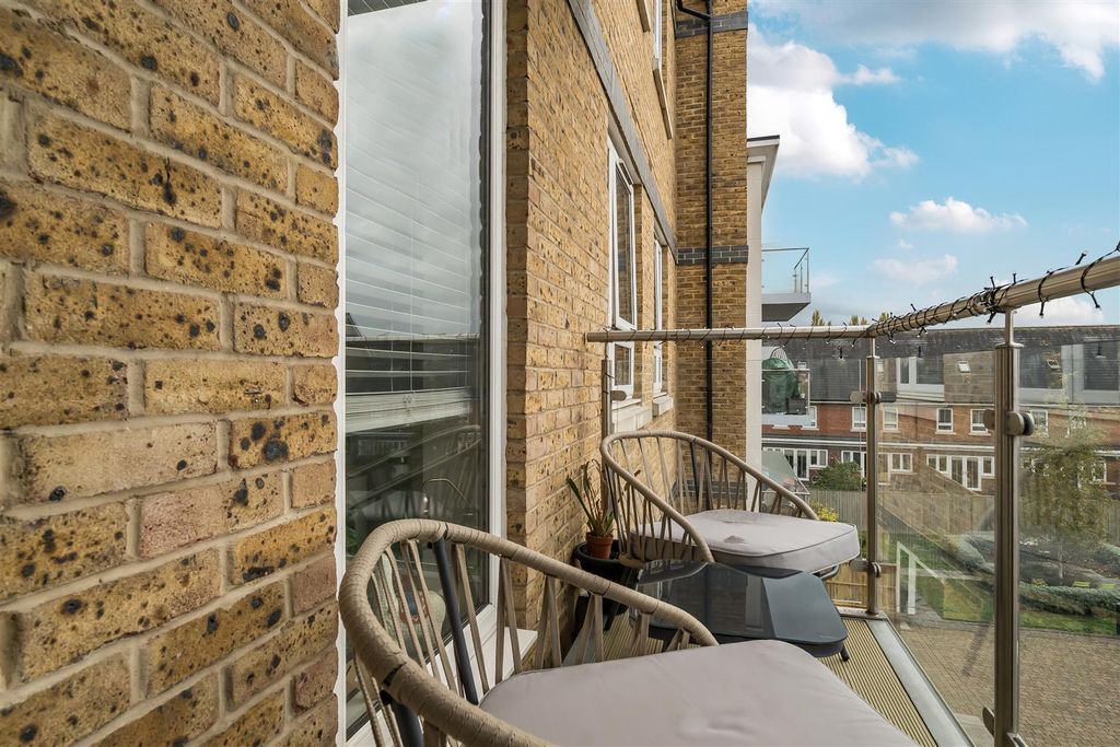 Additional image 5 of 2 bed flat for saleKestrel Court, Heron Way, Maidenhead SL6