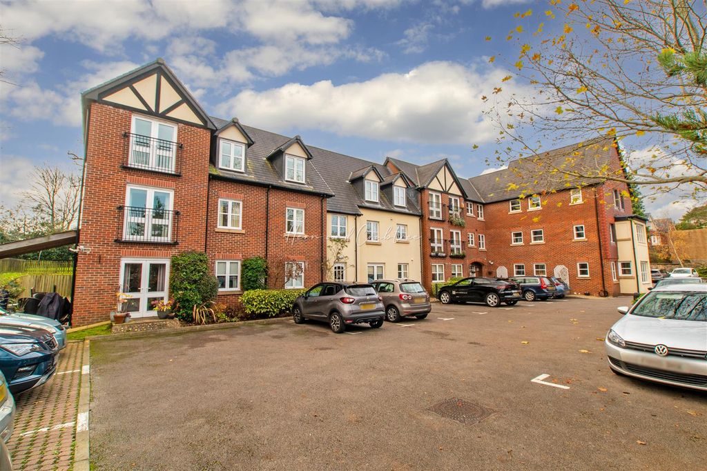 1 bed flat for salePritchard Court, Cardiff Road, Llandaff, Cardiff CF5