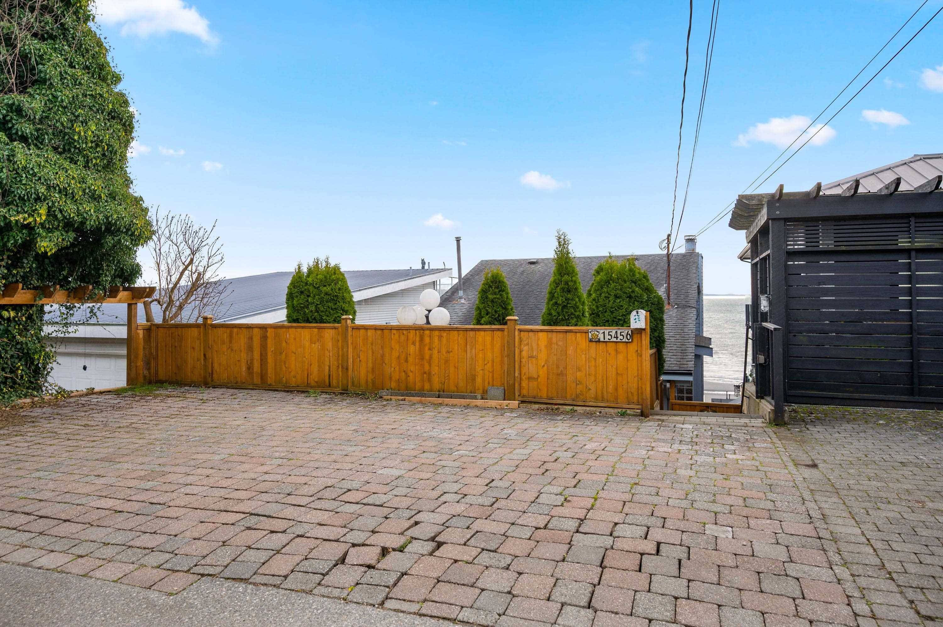 15456 Columbia Avenue, White Rock, BC, V4B 1K2 photo 3