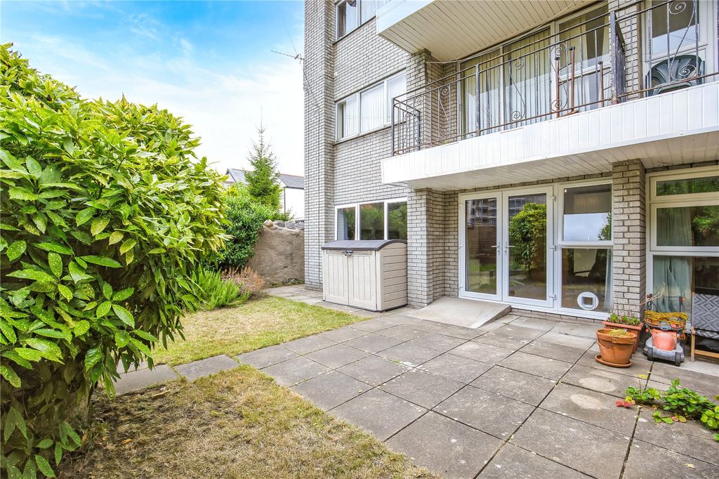 2 bed flat for saleCowper Court, Cowper Place, Roath, Cardiff CF24