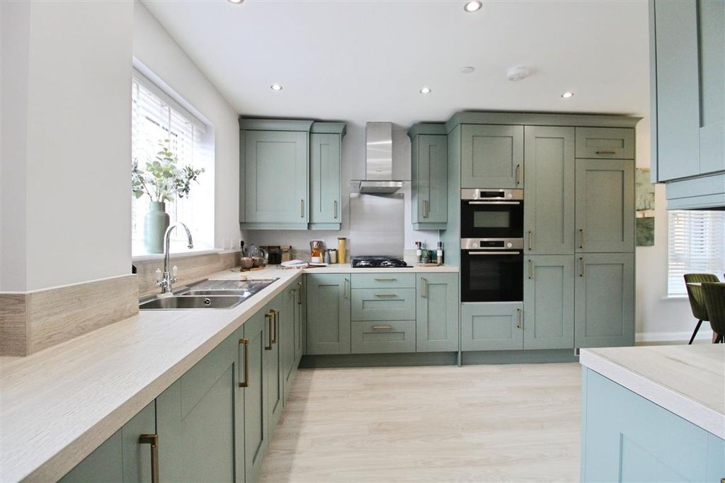 4 bed detached house for saleMaple Fields, Llanrumney, Cardiff CF3 photo 3