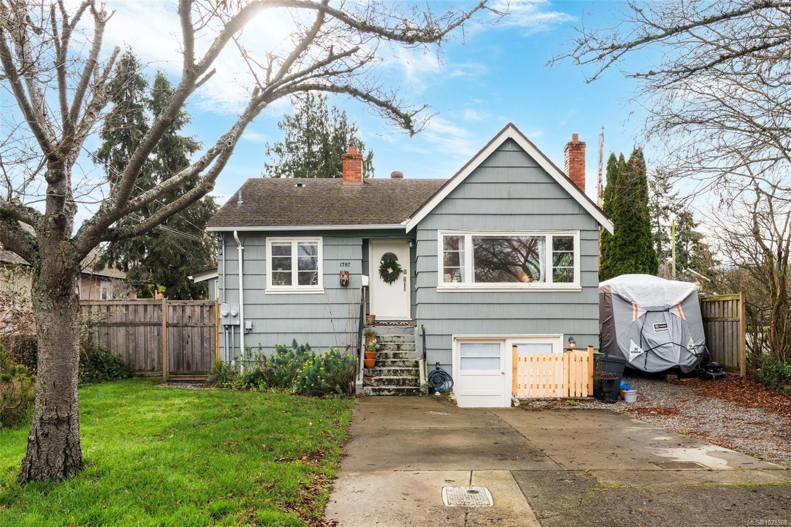 1707 Albert Avenue, Victoria, BC, V8R 1Y9