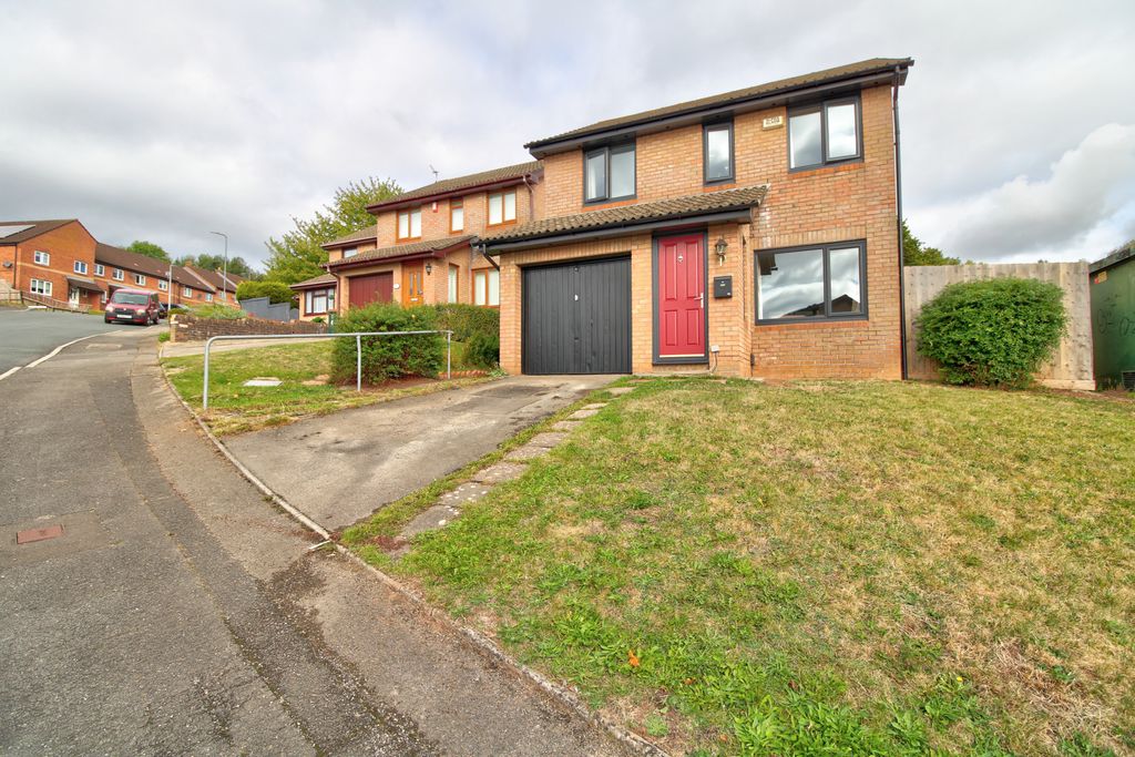 3 bed detached house for saleKier Hardie Drive, Newport NP19