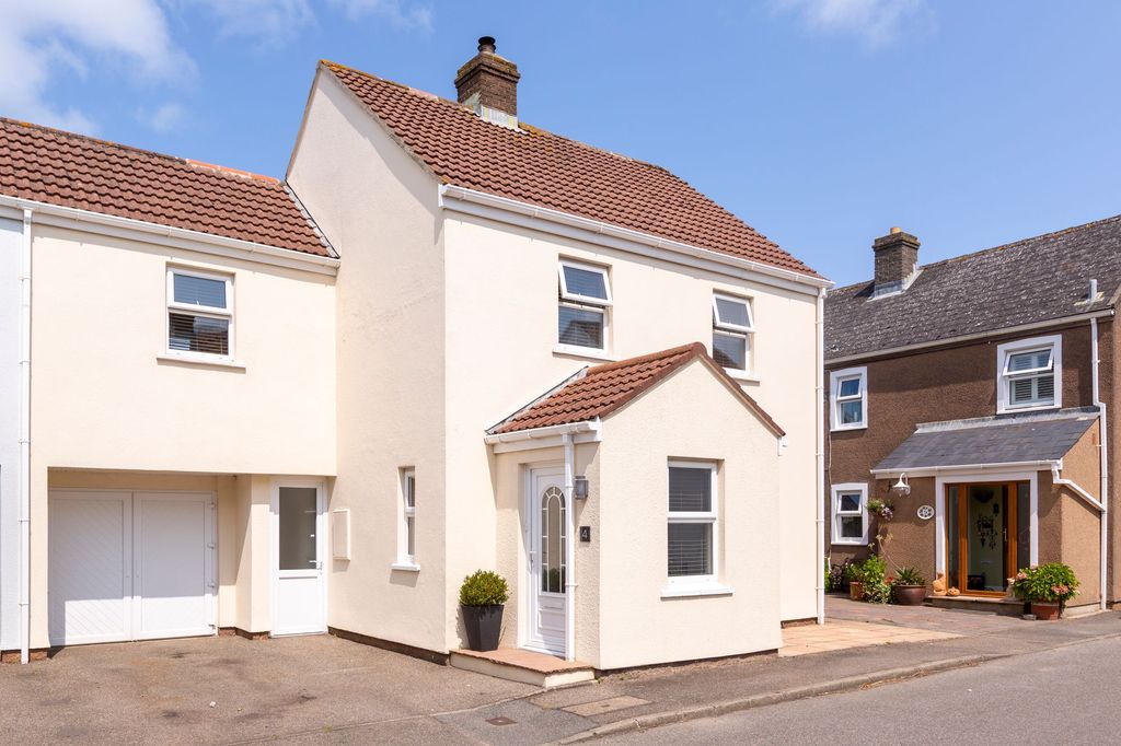 4 bed property for sale4 The Vineries, St Saviour JE2