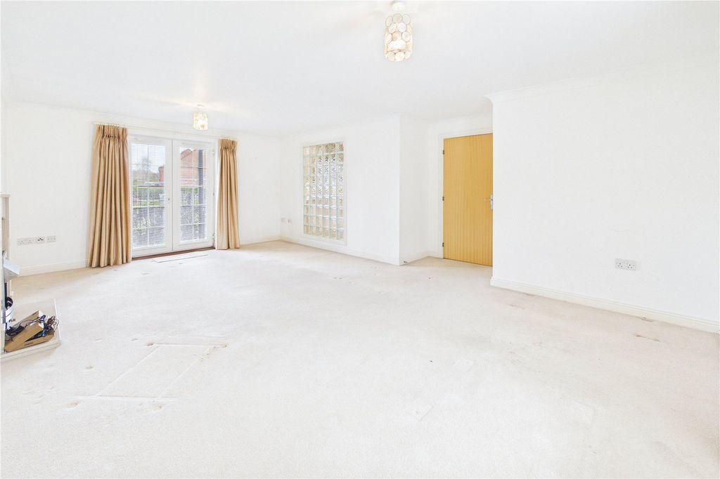 Additional image 2 of 2 bed flat for saleOld College Road, Newbury, Berkshire RG14