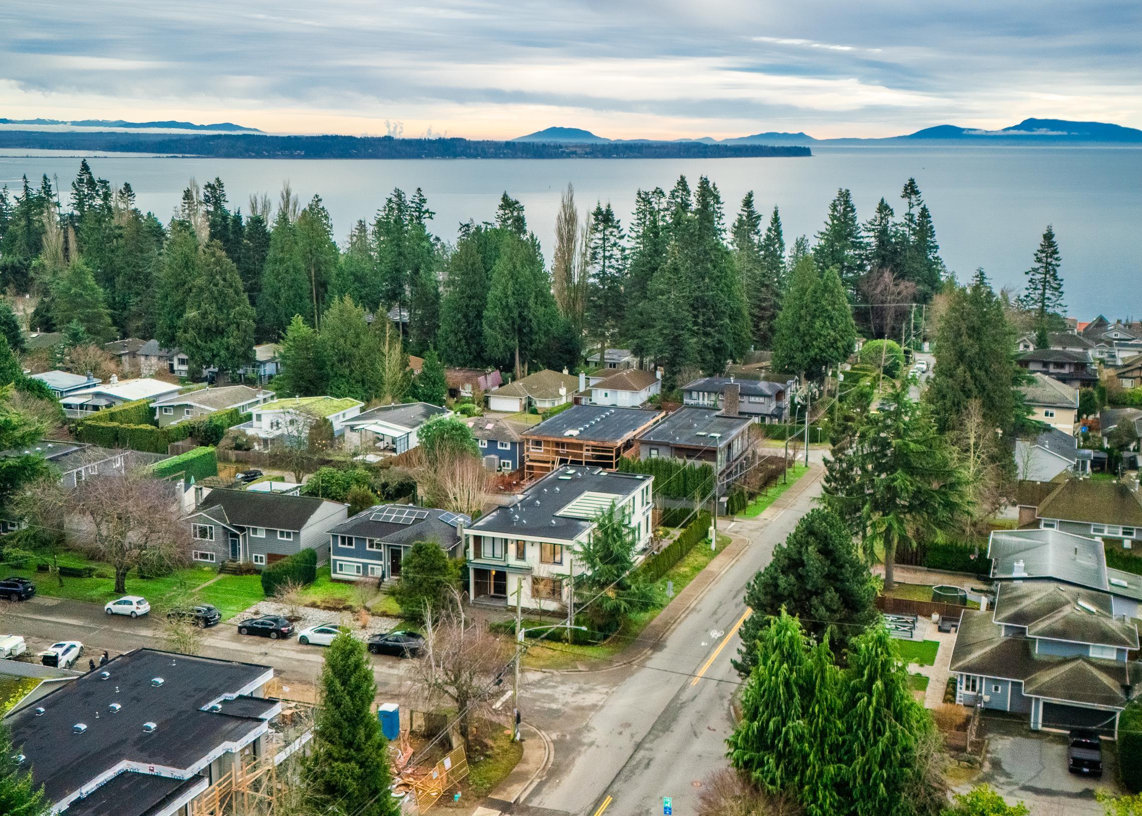 13600 Blackburn Avenue, White Rock, BC, V4B 2Y8 photo 3