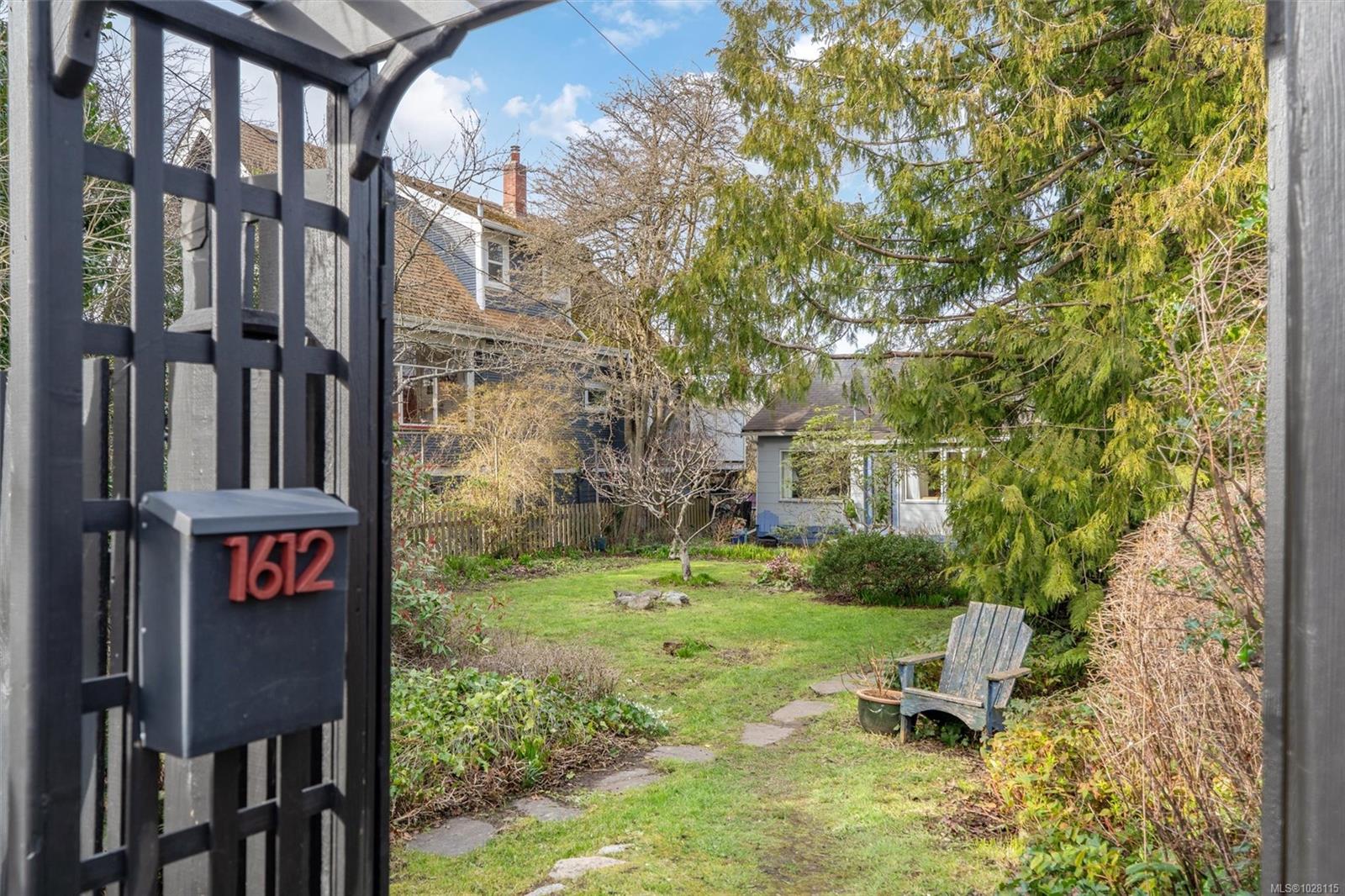 1612 Pembroke Street, Victoria, BC, V8R 1W3