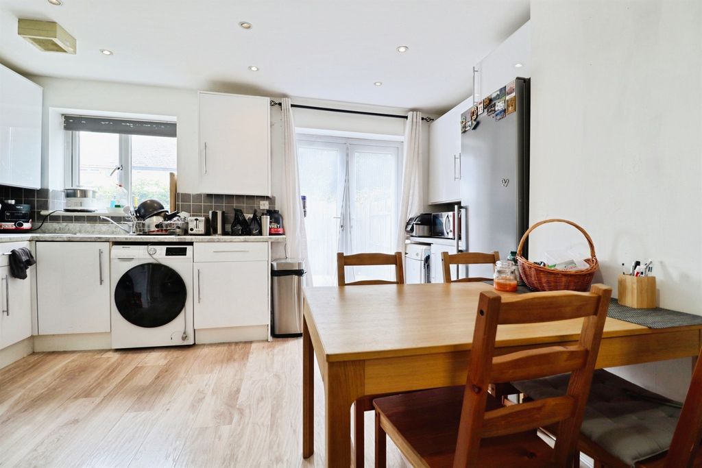 Additional image 3 of 2 bed flat for saleDeemuir Square, Cardiff CF24