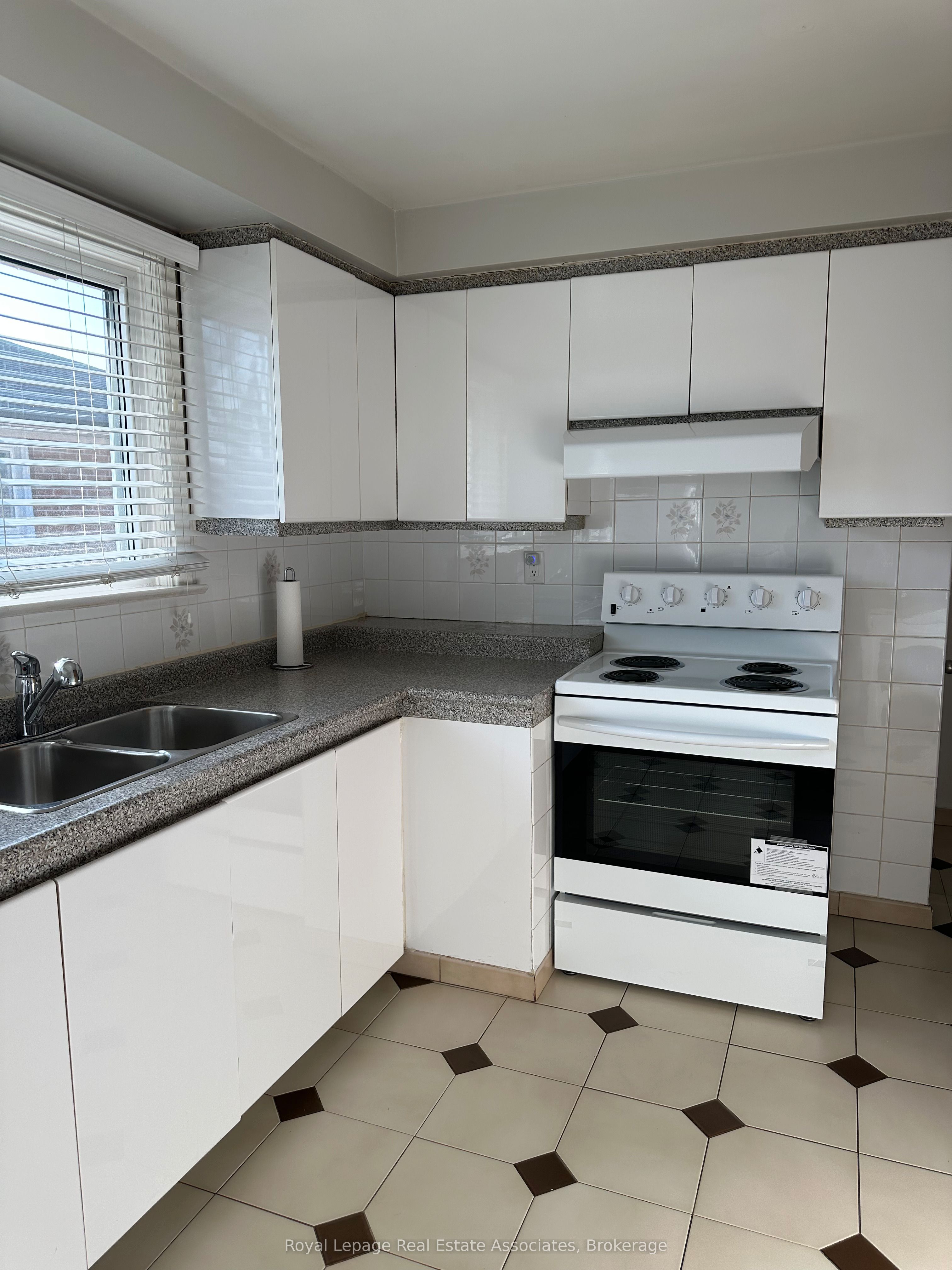 Additional image 5 of Main-1590 Coram Crescent, Mississauga, ON, L4X 1K9