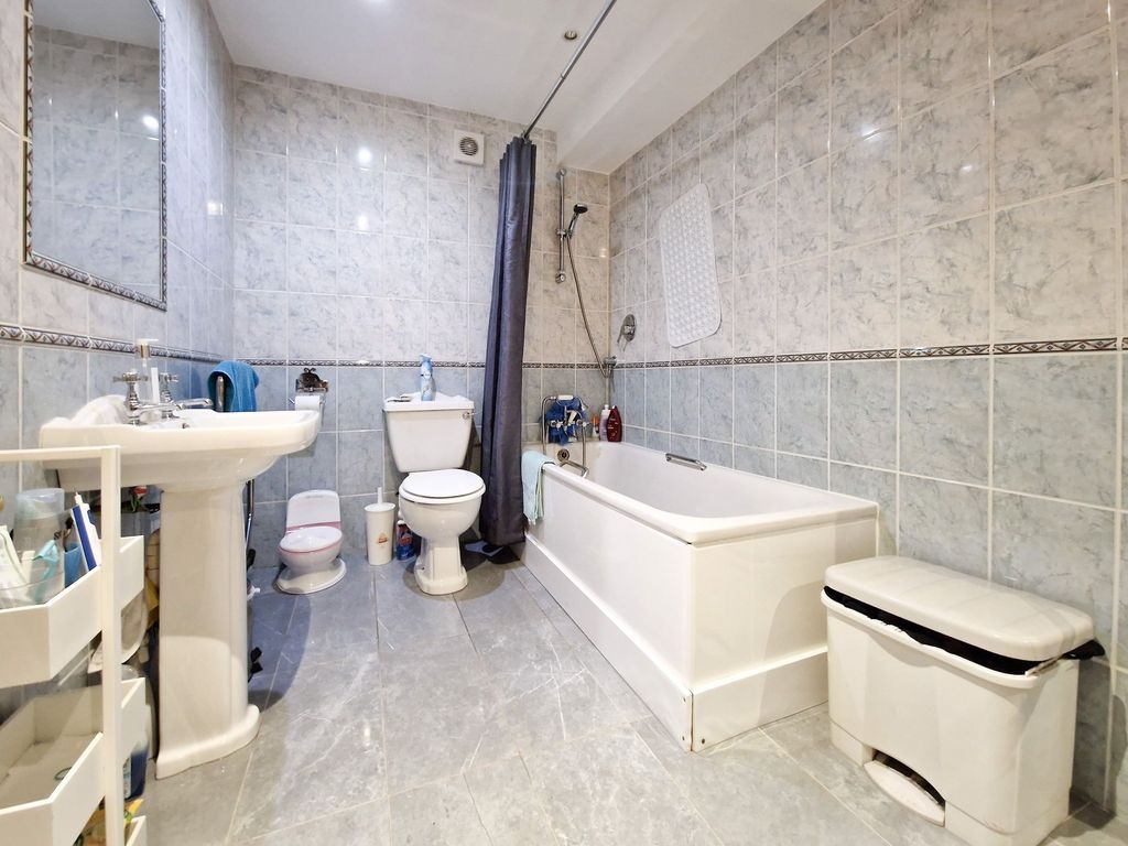 Additional image 12 of 2 bed flat for saleFlat 18 Kensington Court, St Helier JE2
