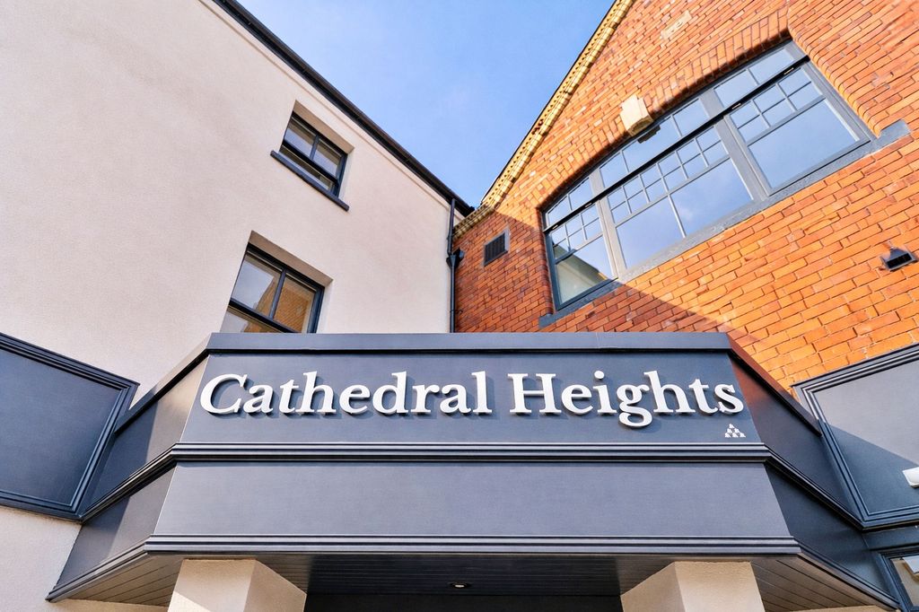 2 bed flat for saleStow Hill, Cathedral Heights NP20 photo 4