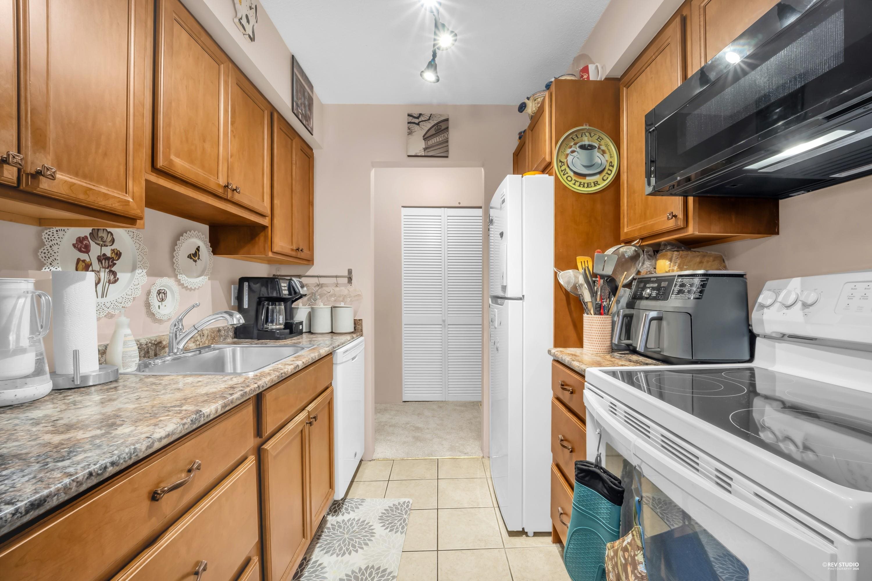 304-4941 Lougheed Highway, Burnaby, BC, V5B 4S6 photo 5