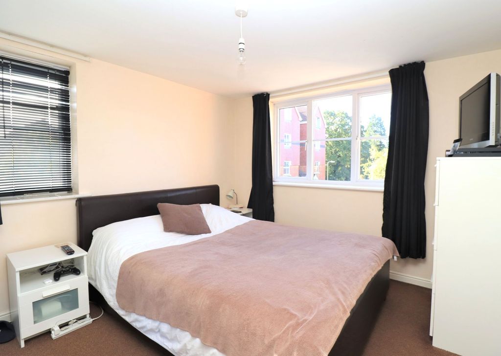 Additional image 5 of 2 bed flat for saleFallow Crescent, Hedge End SO30