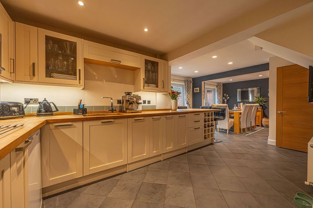 Additional image 7 of 4 bed detached house for saleHeronston Close, Undy NP26