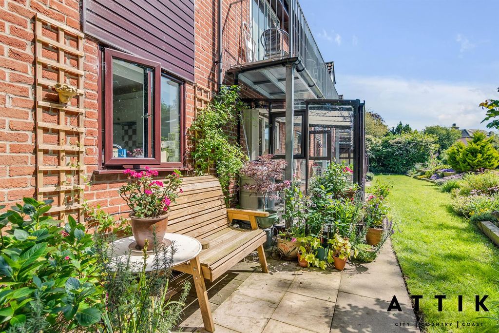 2 bed flat for saleThe Limes, London Road, Halesworth IP19