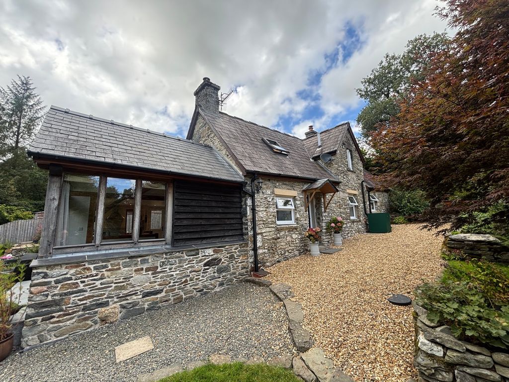 3 bed detached house for saleCwrtnewydd, Llanybydder SA40