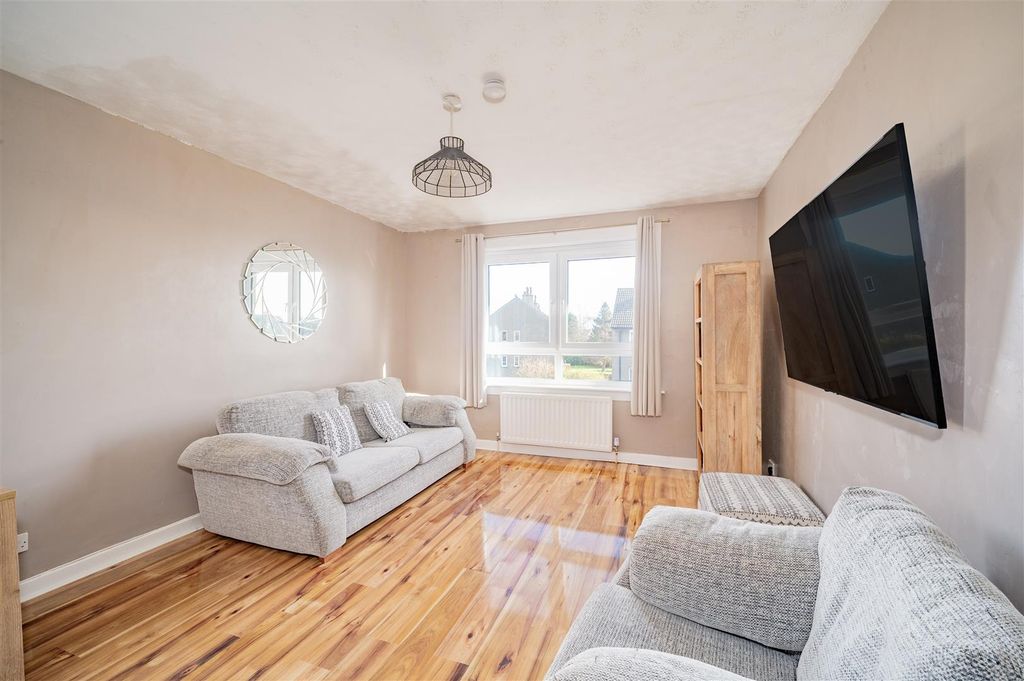 2 bed flat for saleKeith Place, Dundee DD4 photo 2