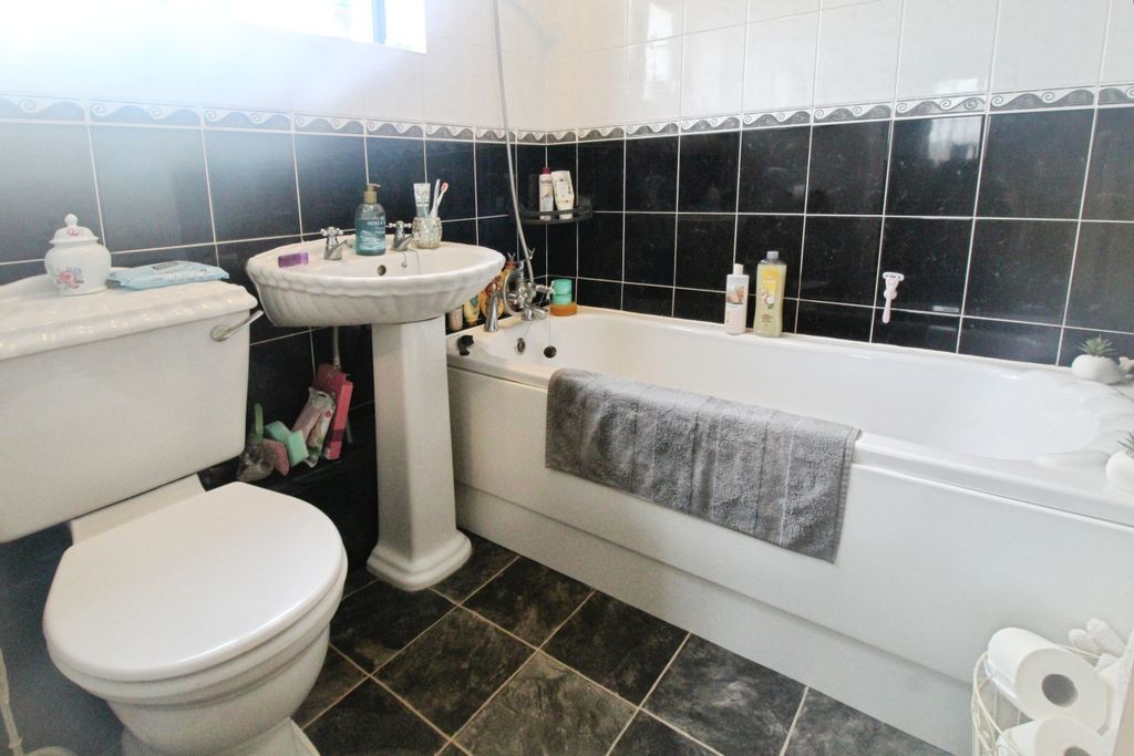 1 bed flat for salePetit Couronne Way, Beccles NR34 photo 5