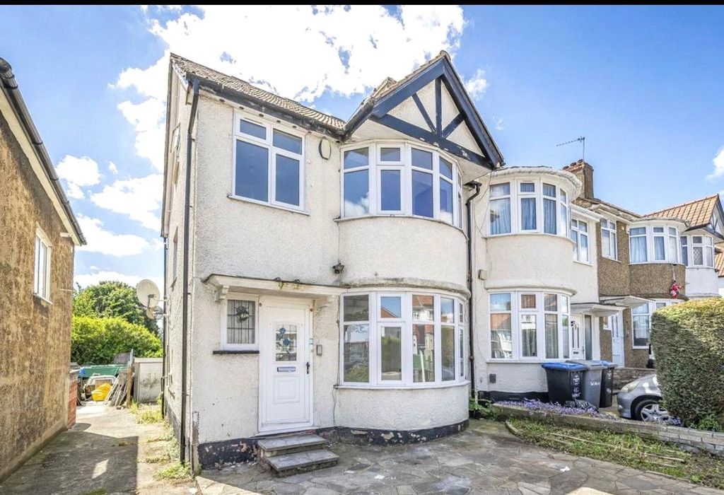 4 bed semi-detached house for saleWakemans Hill Avenue, London NW9