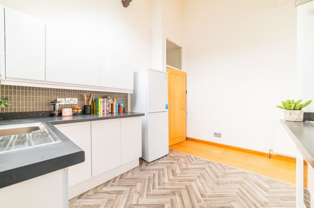 Additional image 4 of 2 bed flat for saleKimberley Road, Penylan CF23