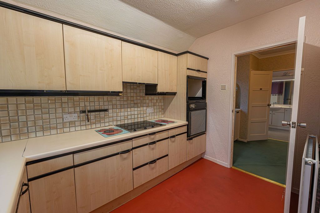 2 bed flat for saleNewport NP20 photo 3
