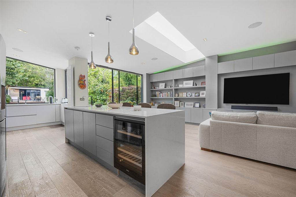 Additional image 4 of 5 bed property for saleLyndale Avenue, Childs Hill NW2
