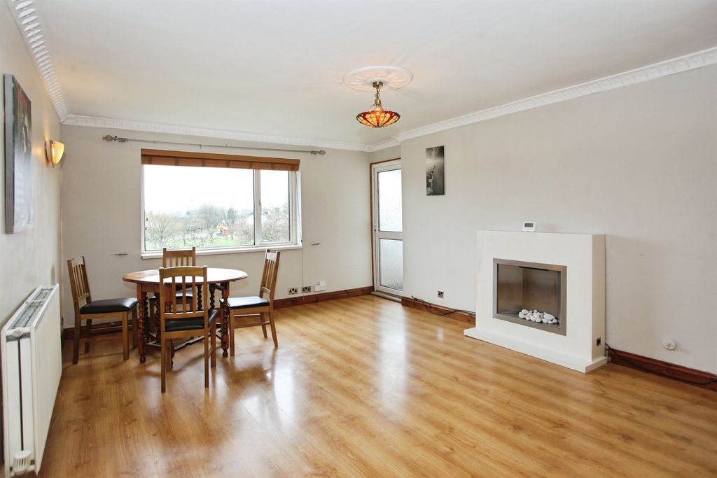 2 bed flat for saleTynant, Cardiff CF14 photo 2