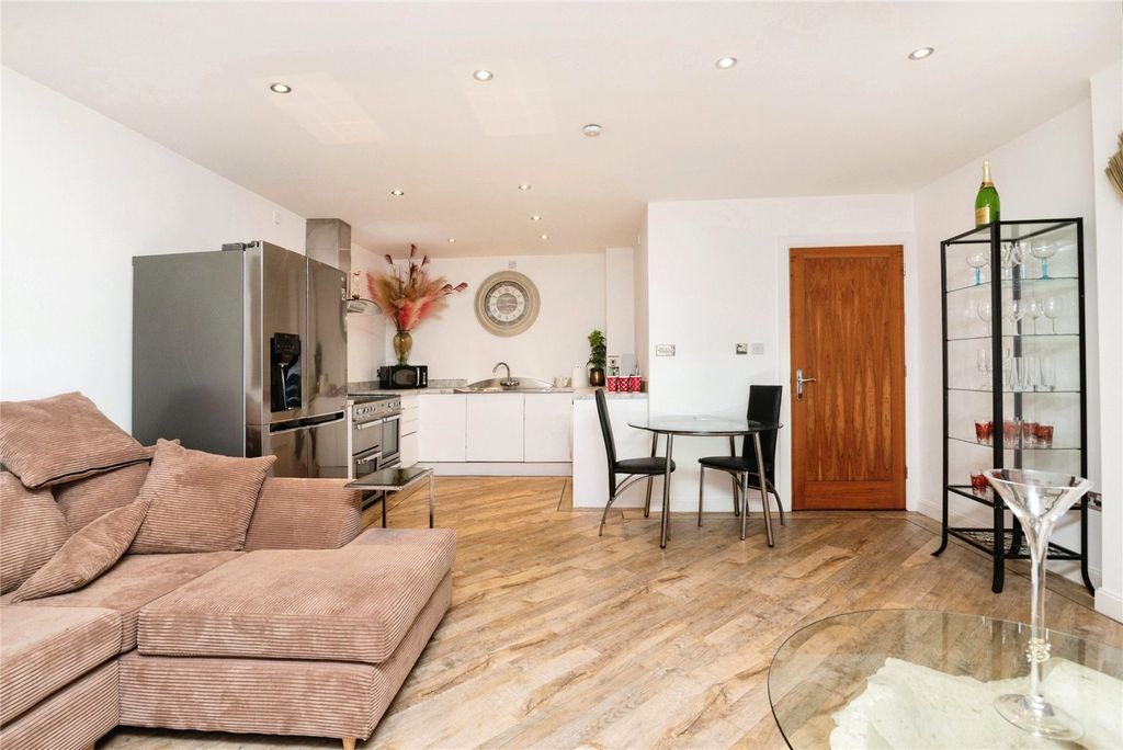 Additional image 3 of 2 bed flat for saleOcean Buildings, Bute Crescent, Cardiff CF10