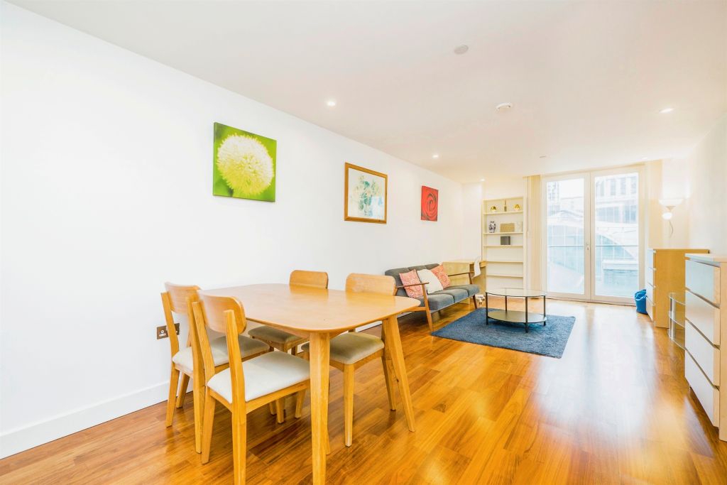 2 bed flat for saleThe Hayes, Cardiff CF10 photo 3
