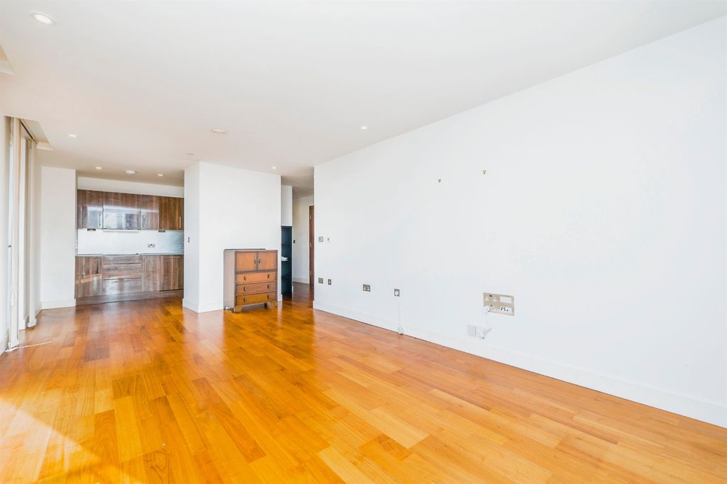 2 bed flat for saleThe Hayes, Cardiff CF10 photo 4