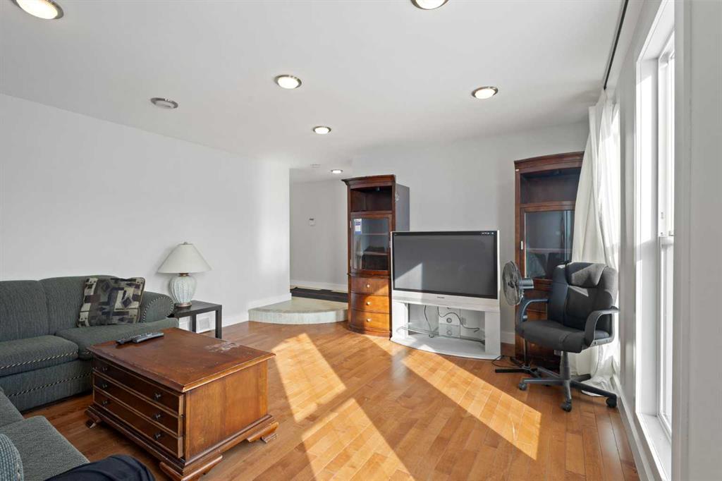 Additional image 5 of 208 Woodpark Place SW, Calgary, AB, T2M 2S5