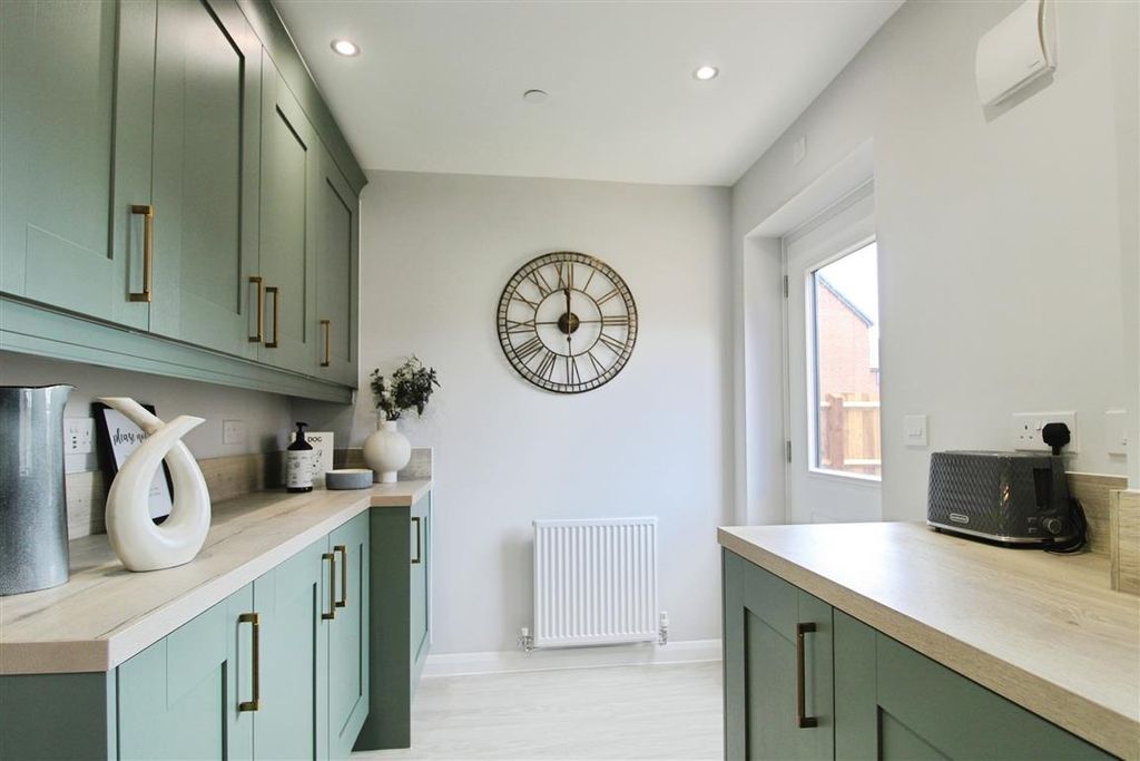 4 bed detached house for saleMaple Fields, Llanrumney, Cardiff CF3 photo 4